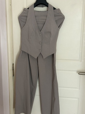 Bohoo gray suit with side pockets, stretchable