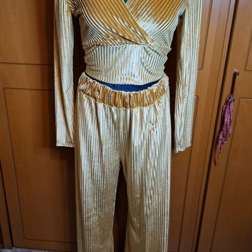 J. mood Italian set 2 pieces new, gold color, size S-M