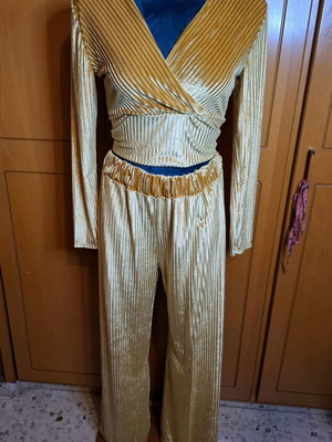 J. mood Italian set 2 pieces new, gold color, size S-M