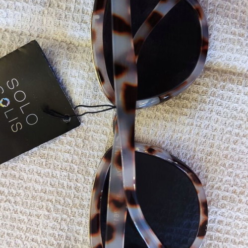 Solo-Solis NDL2617 sunglasses with metal bridge and cat eye design