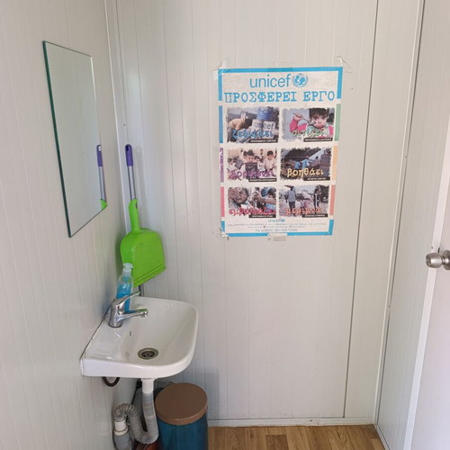 Isobox Toilets like new, prefabricated unit with 4 WC and 2 aluminum doors