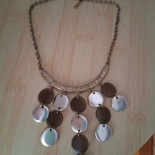 Women's necklace like new in gold-brown shade
