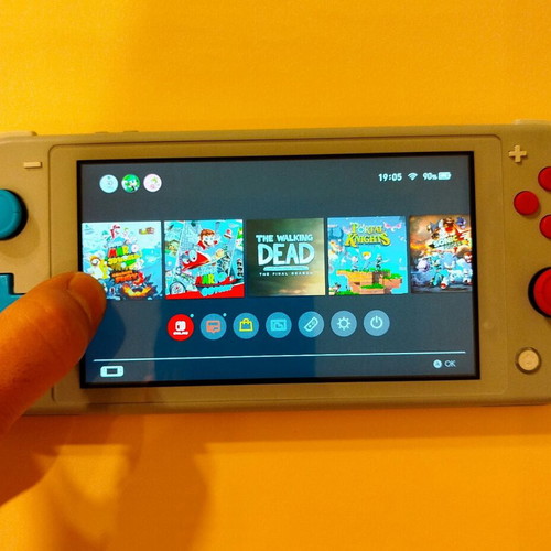 Switch Lite Zacian & Zamazenta Edition like new with 5 digital games
