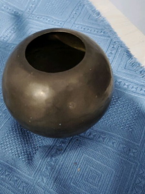 Round bronze vase like new, slightly hammered