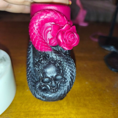 2 scented candles with dark vanilla aroma and skull candle gift