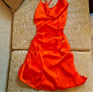 Φόρεμα Γυναικείο σατεν, ντραπέ μπούστο, κλεισιμο με φερμουαρ στο πλαι και αυξομειουμενο μήκος