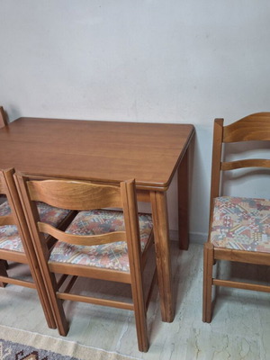 Τραπέζι κουζίνας οξιάς σαν καινούργιο με 4 καρέκλες και τζάμι προστατευτικό