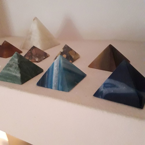 Pyramids new, collection of 14 pieces made of various stones