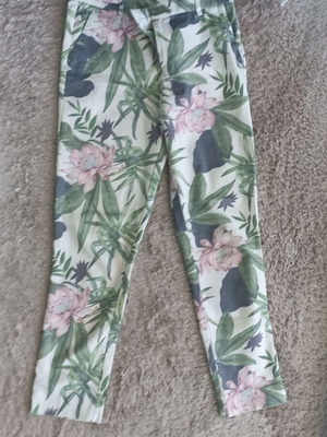 Stradivarius women's pants size 38 like new, white and green