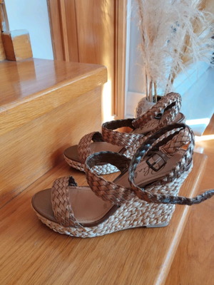 Women's platforms with straw used, beige gold color