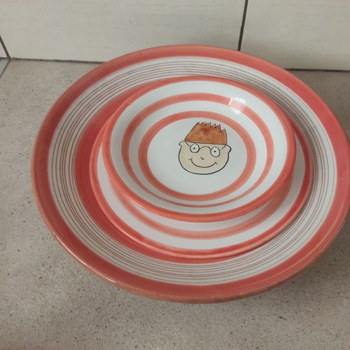 Dish set used, 3 ceramic plates diameter 35, 26, 22 cm