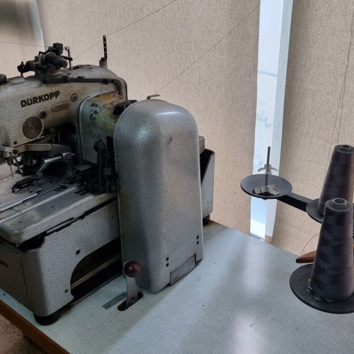Durkopp Buttonhole Sewing Machine used, model 558 missing cutters