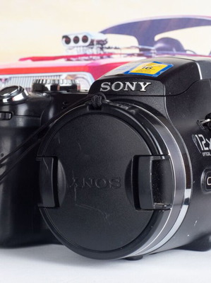 Sony Cyber-shot DSC-H5 digital camera with Carl Zeiss lens, 12x optical zoom