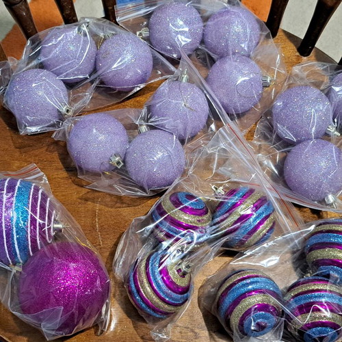 Christmas decorative tree balls like new, set of 20 in purple shades