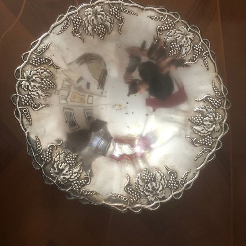 Silver-plated vessel used, diameter 28 centimeters