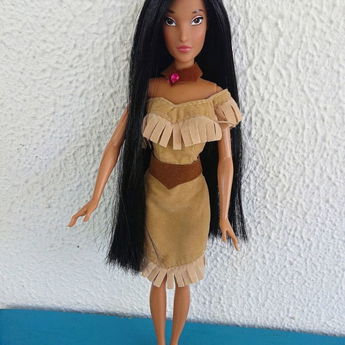 Pocahontas Doll Disney Store 2010 like new