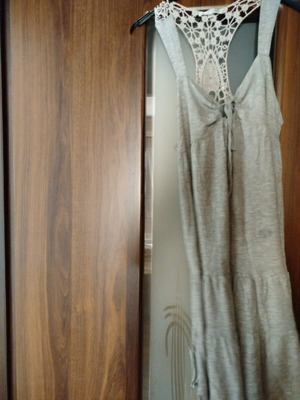 Dress with lace back and beads, like new, size M, grey