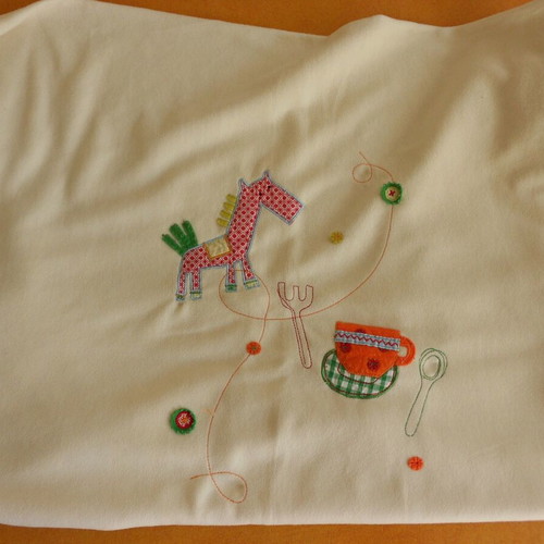 Baby crib blanket like new, beige fleece with embroidered designs 170x200 cm
