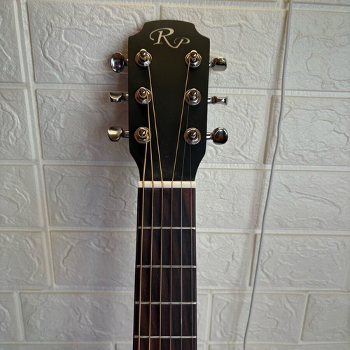 Acoustic guitar new with carrying case 6-string