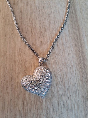 Long necklace with heart and stones