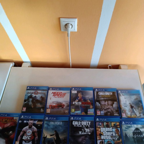 Sony Playstation 4 1TB σαν καινούργιο με 12 παιχνίδια και 2 γνήσια χειριστήρια