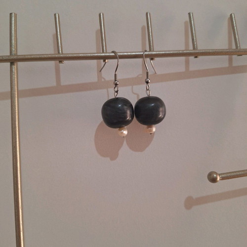 Handmade earrings with steel base, iridescent glass beads and freshwater pearls made to order