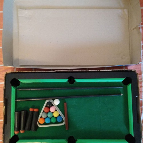 Pooltable Likenty No.688 missing one cue stick