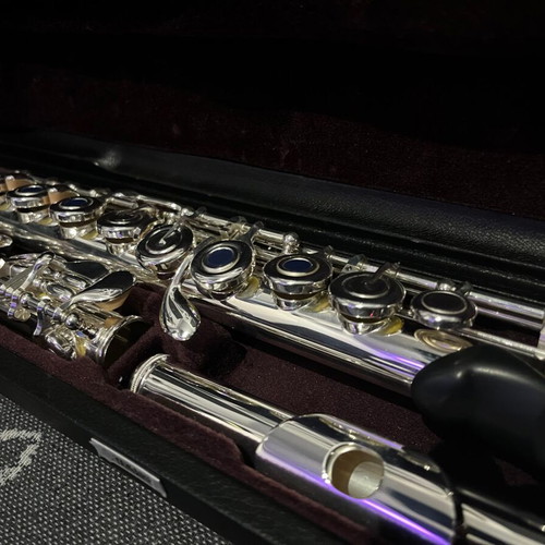 Yamaha YFL-372H flute like new with accessories
