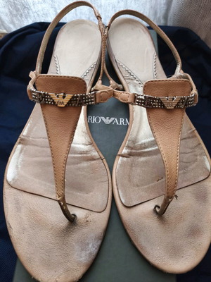 Δερμάτινα σανδάλια Emporio Armani μεταχειρισμένα, μέγεθος 40, μπεζ