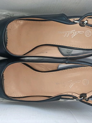 Γυναικεία δερμάτινα πέδιλα peep toe σαν καινούργια, μέγεθος 39, μαύρα