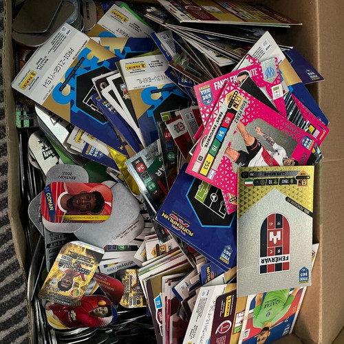 Football cards and caps used, over 2000 pieces