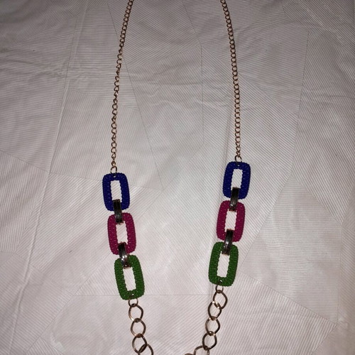 Accessory necklace and belt new in excellent condition