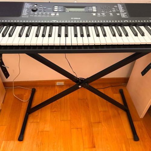 Yamaha PSR-E363 keyboard like new with stand and music rest