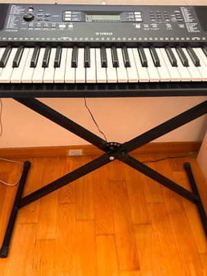 Yamaha PSR-E363 keyboard like new with stand and music rest