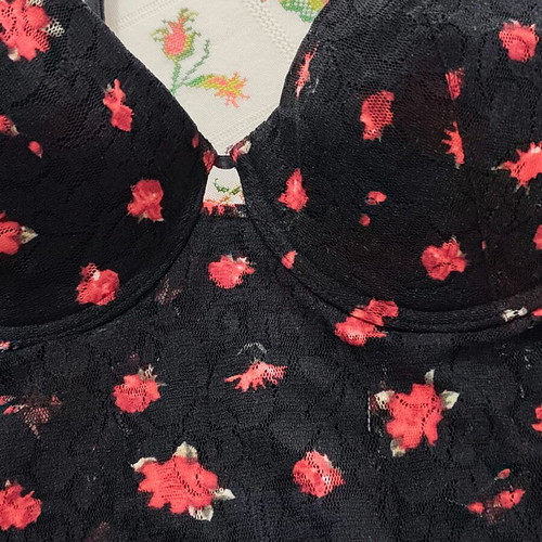 Lingerie set new from Paris, bra 70B and small slip, black-red