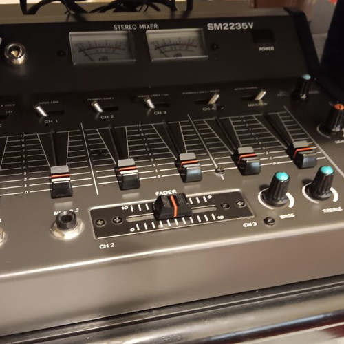 Stereo Mixer SM2235V like new with 3 phono and 3 line in channels