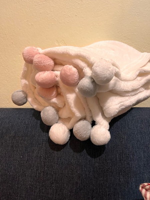 Ριχτάρια λευκά βελουτέ με πον πον στις άκρες 1.30x1.60