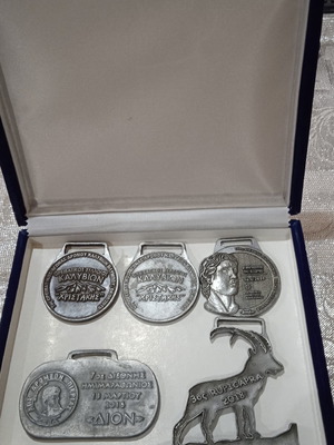 Collectible athlete medals used, set of 5 with case