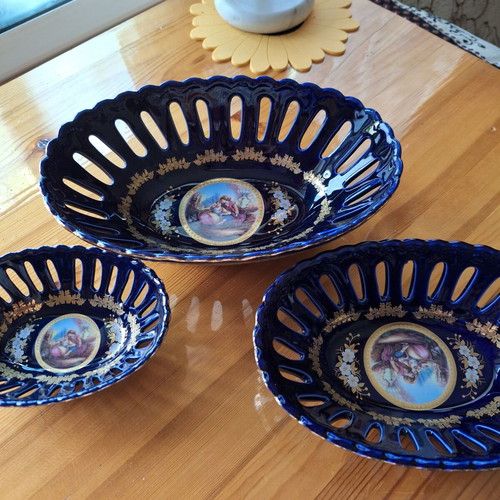 Set of three Japanese-style cobalt and gold fruit bowls