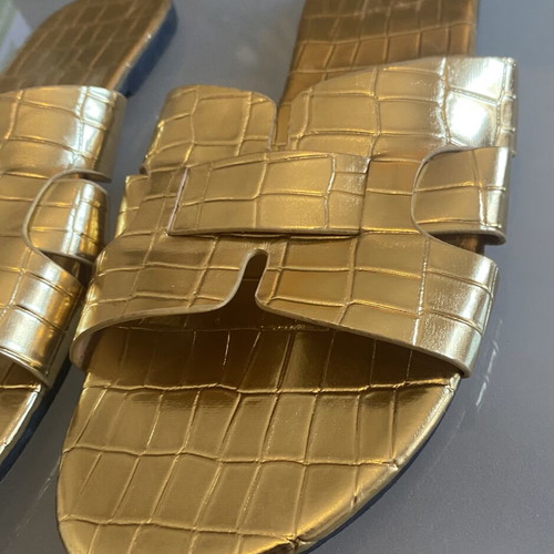 Gold Sandals like new, unique design, size 39