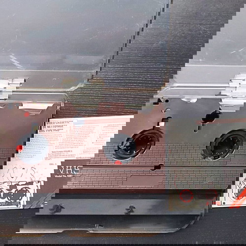 Βιντεοκασέτες VHS άγραφες σφραγισμένες και κασέτα καθαρισμού σαν καινούργιες