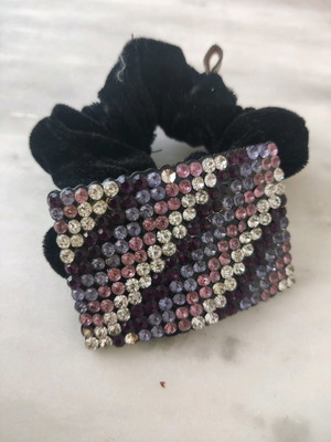 Λάστιχο μαλλιών βελούδινο μεταχειρισμένο με μεταλλικό μοτίφ μώβ και μαύρο