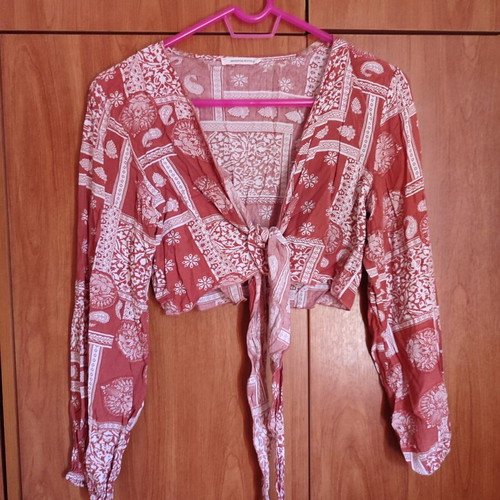 Crop top mindyourstyle new with 3/4 sleeves and tie