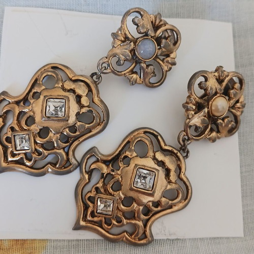 Vintage earrings like new, clip-on dangling, brass material