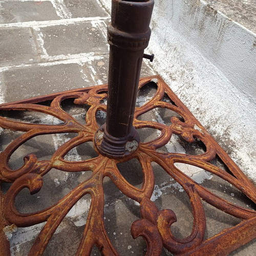 Garden umbrella with cast iron base like new, 2.50m diameter