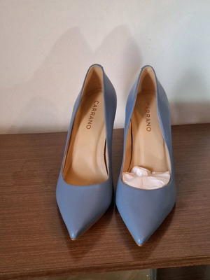 Carrano pumps like new, size 37, turquoise