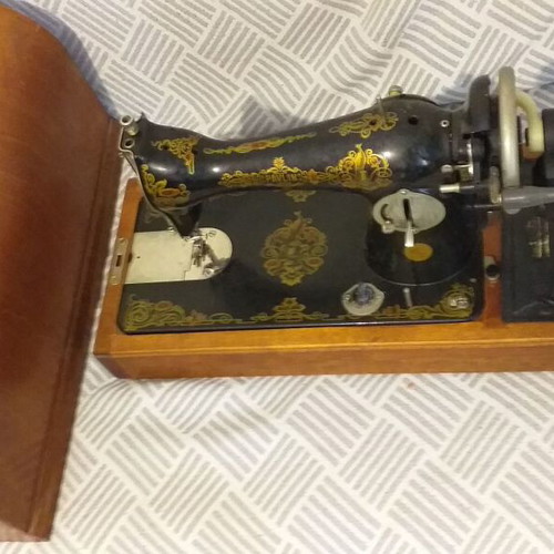 Pavlin sewing machine in excellent condition with wooden case
