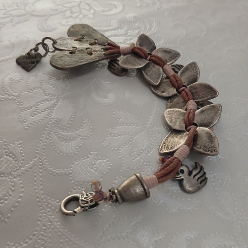 Russa handmade bracelet like new with floral and duck design
