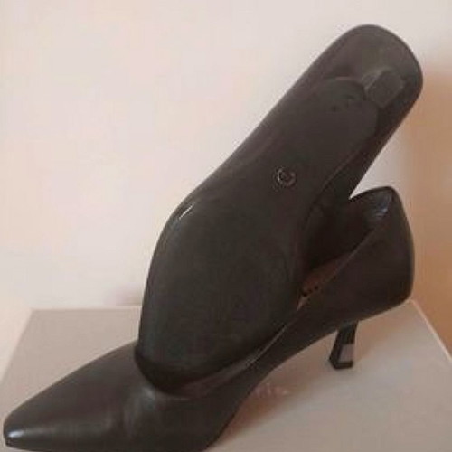 Tamaris leather pumps size 37 black like new with low heel