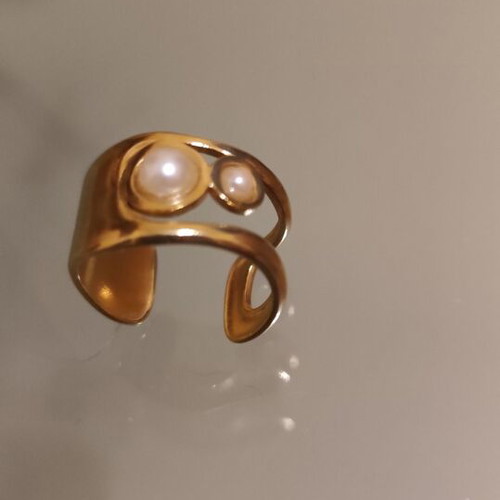 Gold-colored ring with white pearls, stainless steel, like new
